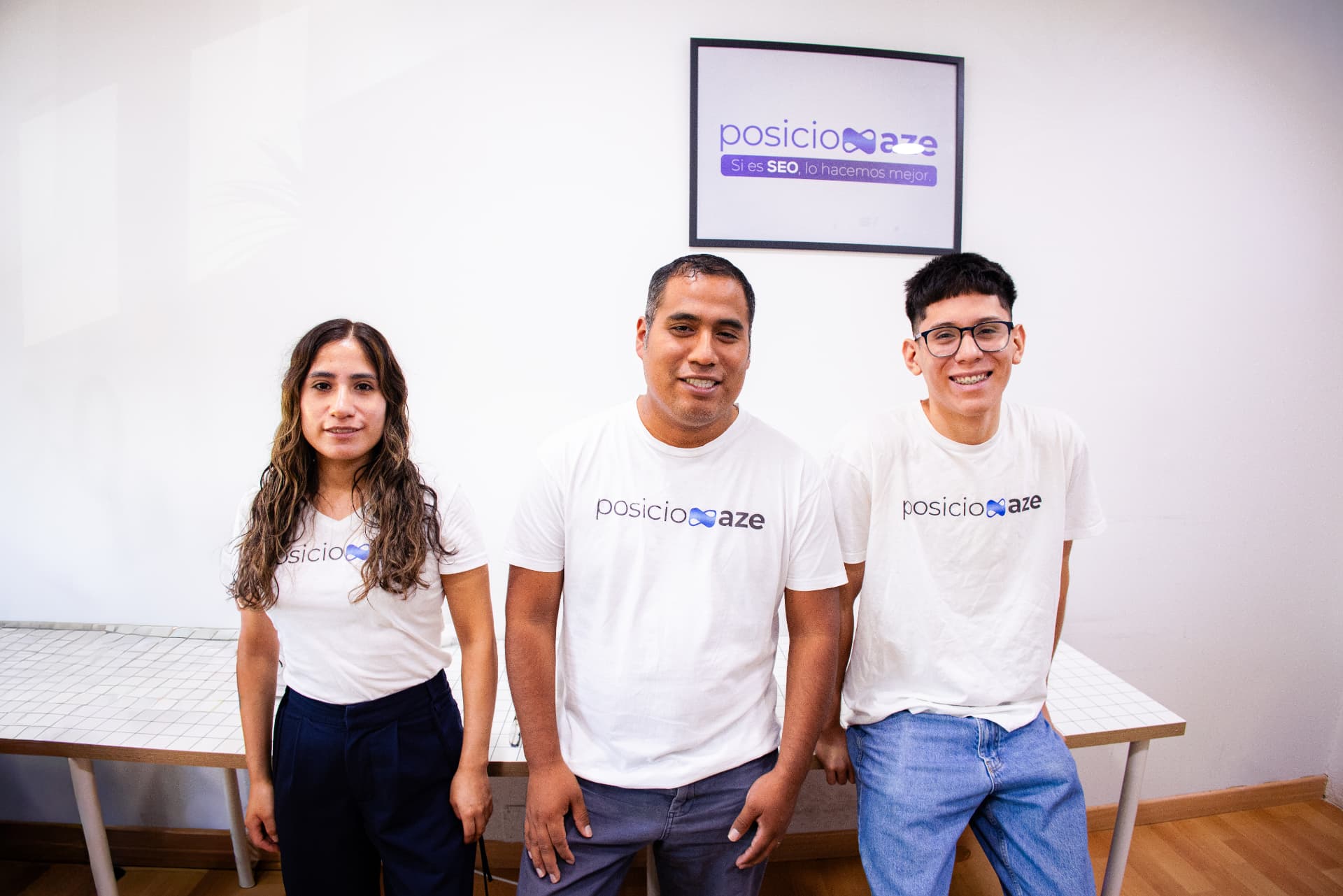 El equipo de Posicionaze en su espacio de trabajo